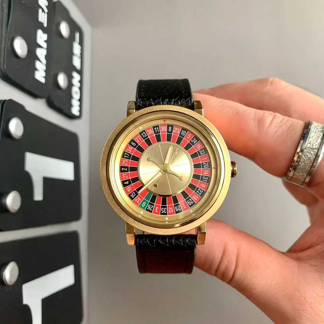 Luxury Men's Watches Men's Quartz Watches Rotate the dial Unique and Innovative Design Concept Gold-Tone Sports Men's Watch