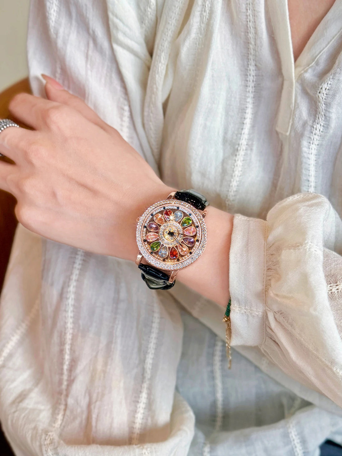 A dazzling and stylish luxury women's watch, quartz watch set with colored rhinestones and featuring a captivating rotating dial